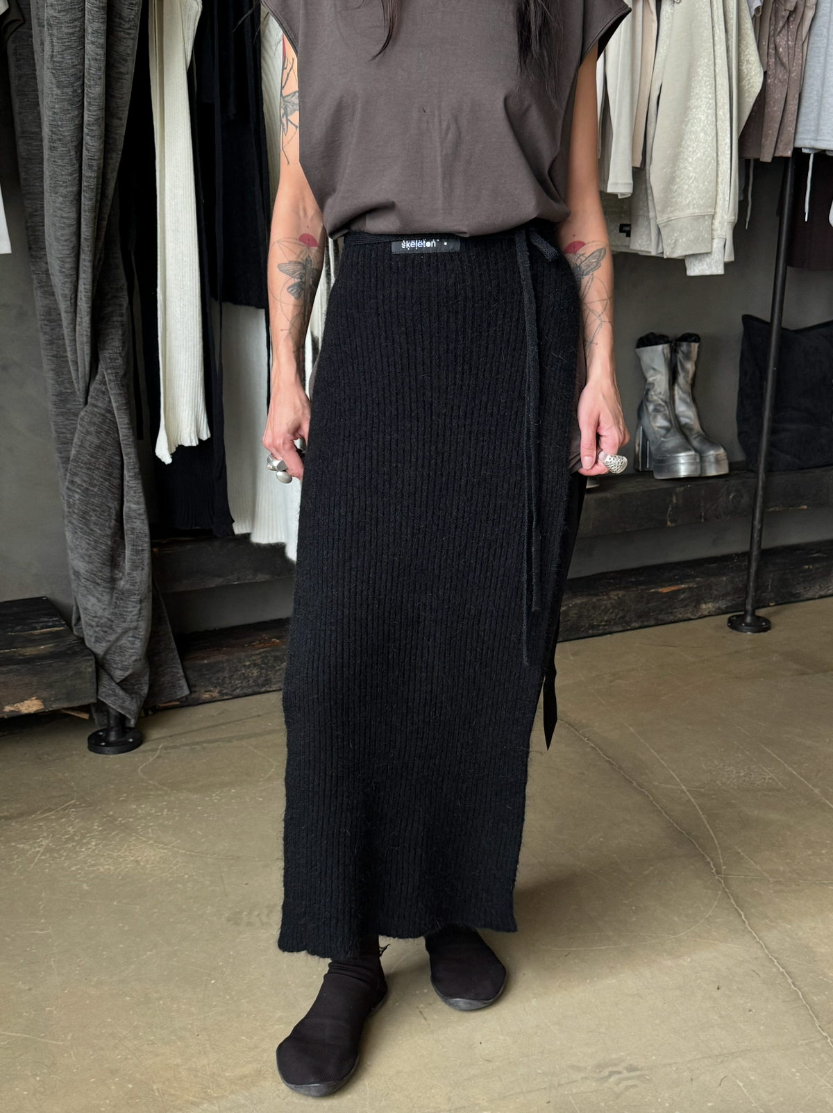 ANGORA APRON BLACK (long) — view 5