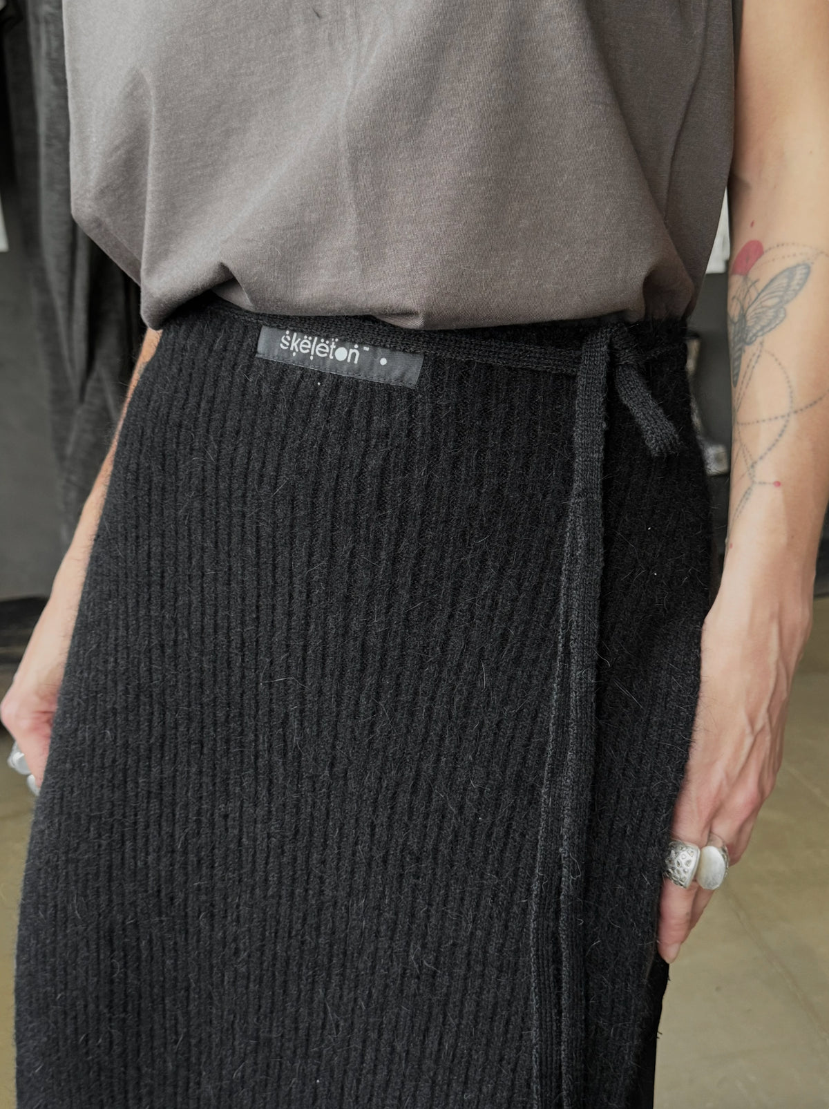 ANGORA APRON BLACK (long) — view 3