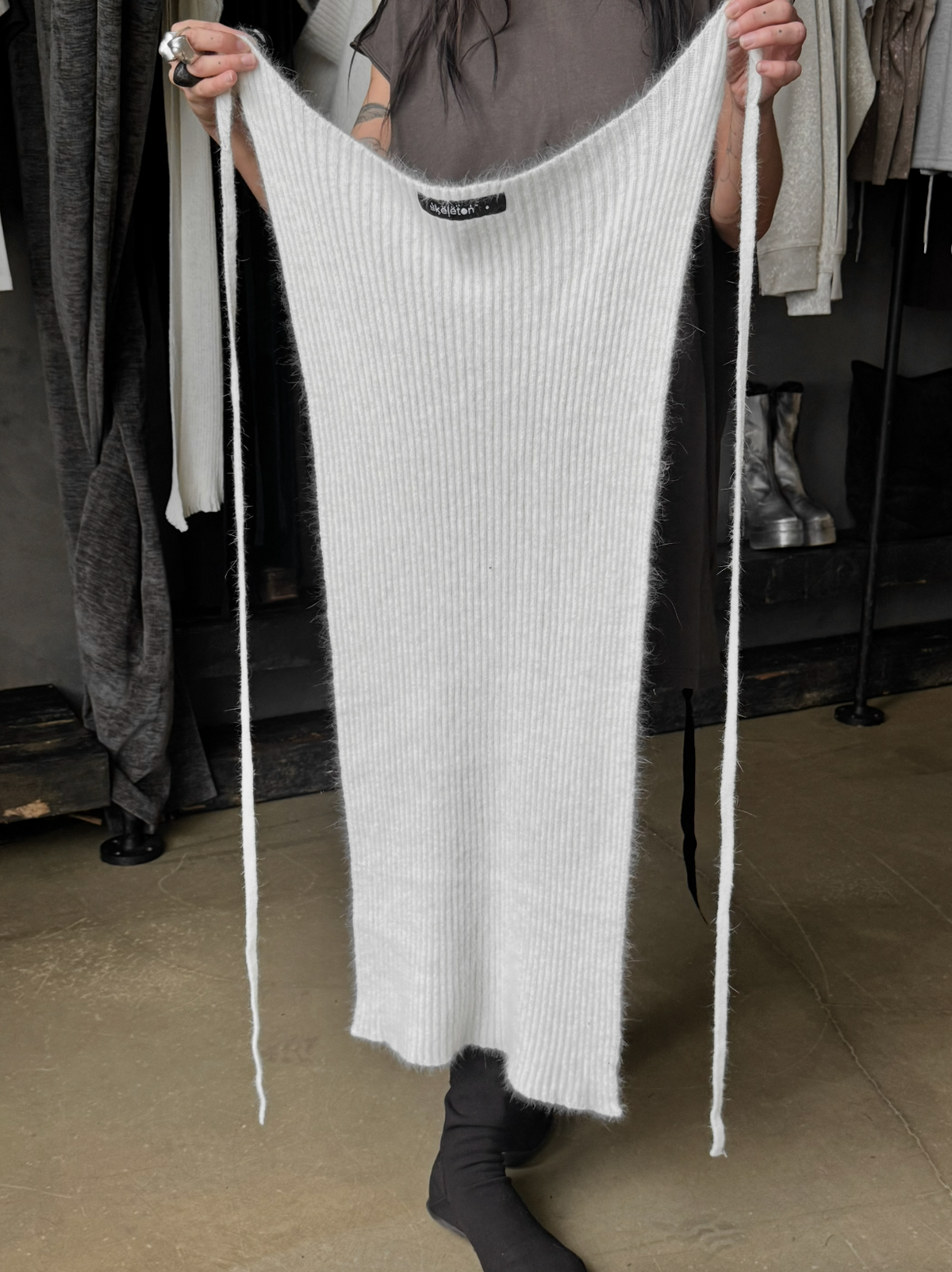 ANGORA APRON WHITE (long) — view 3