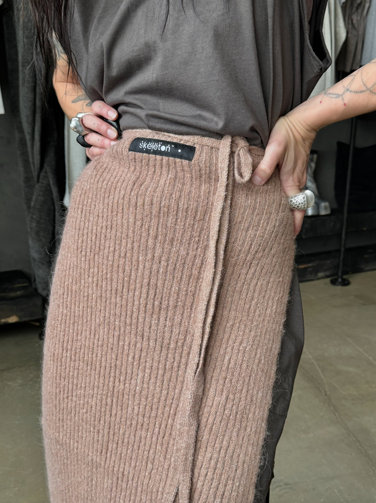 ANGORA APRON SAND (long) — view 3