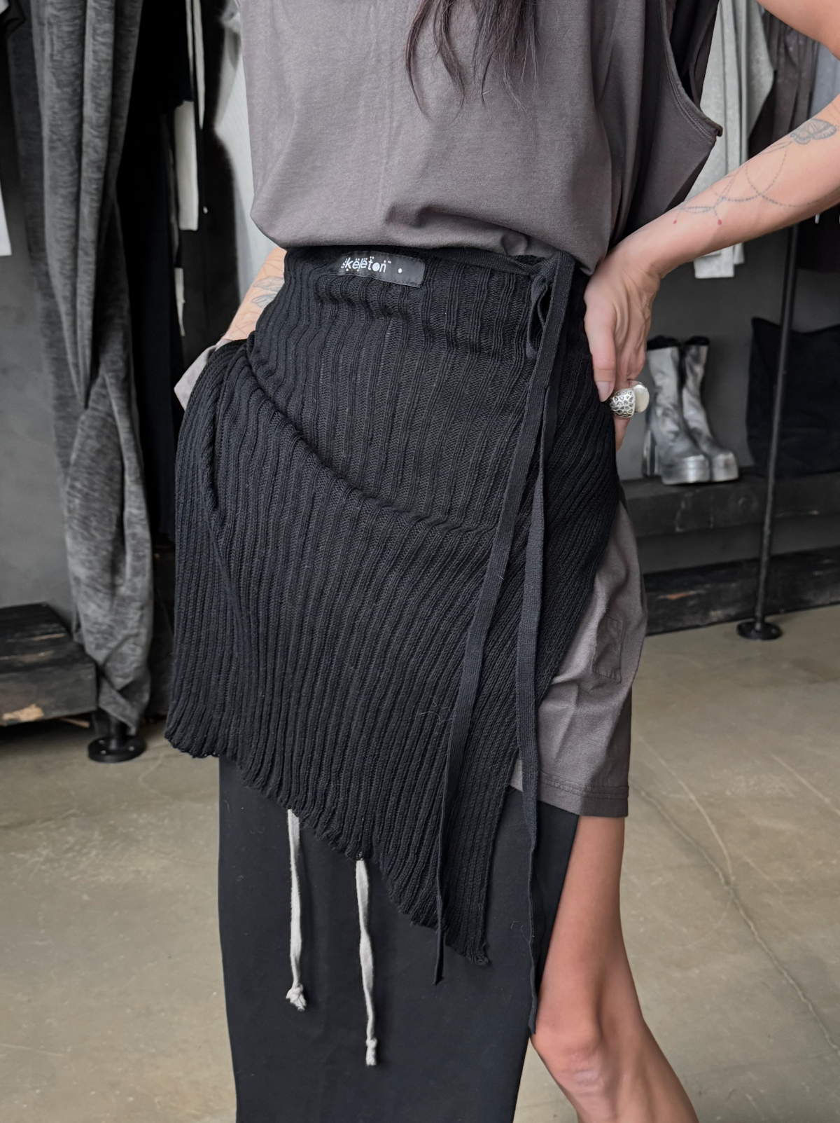 COTTON APRON BLACK (medium) — view 3