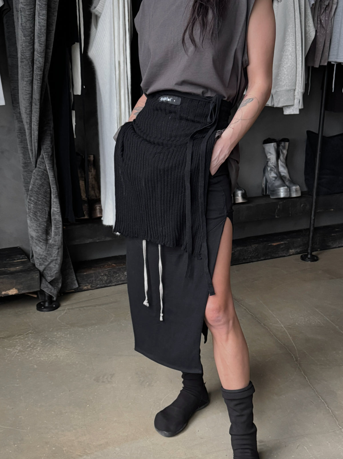 COTTON APRON BLACK (medium) — view 2