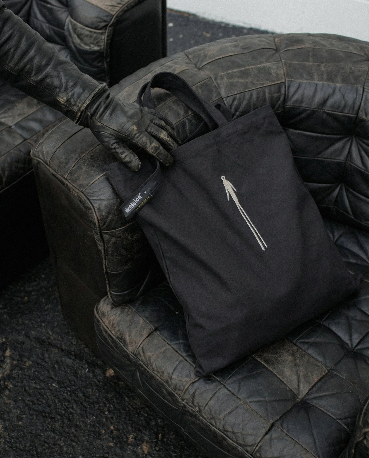 ÄÜṚЇ TOTE — view 3