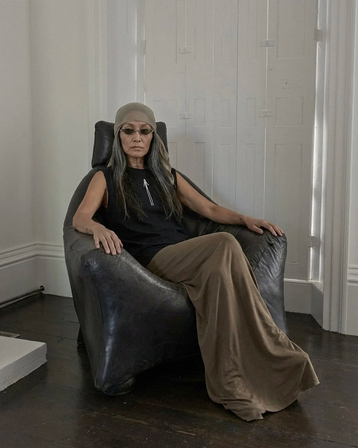 SLEEVELESS BLACK ÄÜṚЇ — view 2